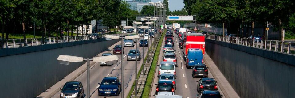 Alptraum und zugleich Alltag für Pendler: Stau Alptraum und zugleich Alltag für Pendler: Stau