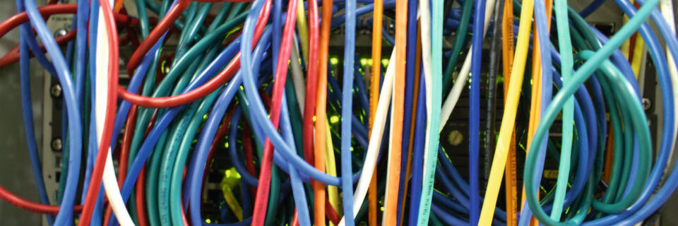 Zwar greifen noch immer viele Anwender auf die „gute alte“ konventionelle Verdrahtung zurück – um unterschiedliche Systeme miteinander verbinden zu können. Die Safe-Link-Technologie macht diesen Kabelwald überflüssig. Zwar greifen noch immer viele Anwender auf die „gute alte“ konventionelle Verdrahtung zurück – um unterschiedliche Systeme miteinander verbinden zu können. Die Safe-Link-Technologie macht diesen Kabelwald überflüssig.