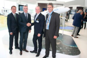 Stratasys und Airbus (v.l.): Amos Liebermann (Director Aerospace Strategic Accounts EMEA, Stratasys), Olivier Cauquil (Head of Material & Parts Procurement, Airbus), Andy Middleton (President Stratasys EMEA) und Mark Walker (VP Procurement Strategy and Governance, Airbus). Stratasys und Airbus (v.l.): Amos Liebermann (Director Aerospace Strategic Accounts EMEA, Stratasys), Olivier Cauquil (Head of Material & Parts Procurement, Airbus), Andy Middleton (President Stratasys EMEA) und Mark Walker (VP Procurement Strategy and Governance, Airbus).