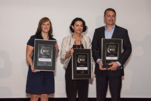 Die Gewinner des Storage-Insider Readers' Choice Award 2016 in der Kategorie High-End-Speichersysteme: von links nach rechts: Katrin Pfitzer, Diana Coso und Alexander Tlust Die Gewinner des Storage-Insider Readers' Choice Award 2016 in der Kategorie High-End-Speichersysteme: von links nach rechts: Katrin Pfitzer, Diana Coso und Alexander Tlust