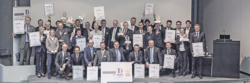 Am Abend des ersten Messetages haben die Redaktionen von MM MaschinenMarkt und Blechnet die Gewinner des diesjährigen Euroblech-Awards ausgezeichnet. In insgesamt sieben Kategorien konnten sich Aussteller um den Preis bewerben. Die Vertreter der Gewinnerfirmen zeigten sich sichtlich erfreut. Am Abend des ersten Messetages haben die Redaktionen von MM MaschinenMarkt und Blechnet die Gewinner des diesjährigen Euroblech-Awards ausgezeichnet. In insgesamt sieben Kategorien konnten sich Aussteller um den Preis bewerben. Die Vertreter der Gewinnerfirmen zeigten sich sichtlich erfreut.