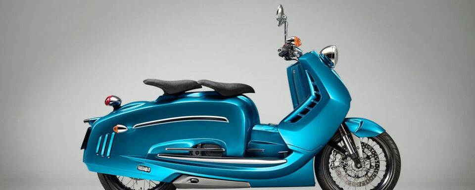 Der besondere Clou ist aber die aus Kohlefasern gebackene Verkleidung, die dem Roller sein cooles Retro-Design im Stile der frühen Lambrettas verleiht. Der besondere Clou ist aber die aus Kohlefasern gebackene Verkleidung, die dem Roller sein cooles Retro-Design im Stile der frühen Lambrettas verleiht.