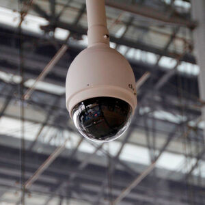 Für den „Forscout IoT Enterprise Risk Report“ sollte der White Hat Hacker Samy Kamkar die Sicherheitsrisiken untersuchen, die IoT-Geräte in Unternehmen mit sich bringen. Für den „Forscout IoT Enterprise Risk Report“ sollte der White Hat Hacker Samy Kamkar die Sicherheitsrisiken untersuchen, die IoT-Geräte in Unternehmen mit sich bringen.