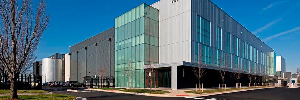 Im Equinix-Rechenzentrum DC11 in Washington, D.C. wird Laser Lights erster Point of Presence (PoP) etabliert. Im Equinix-Rechenzentrum DC11 in Washington, D.C. wird Laser Lights erster Point of Presence (PoP) etabliert.
