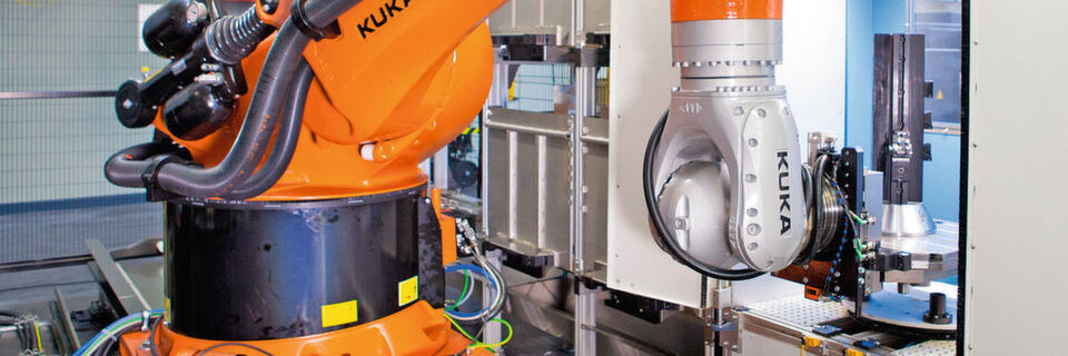 Ein Kuka-Roboter aus der KR-Fortec-Serie verbindet vier Bearbeitungszentren beim Maschinenfabrikanten Merz. Ein Kuka-Roboter aus der KR-Fortec-Serie verbindet vier Bearbeitungszentren beim Maschinenfabrikanten Merz.