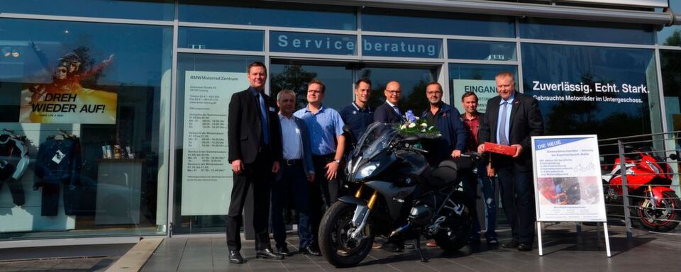 Von links: Tino Hantschmann (Abteilungsleiter BTZ Bohrsdorf der HWK zu Leipzig), Lutz Förster (Innungsmitglied aus Leipzig), Sven Müller (Prüfer Gesellenprüfungsausschuss der HWK zu Leipzig), Robert Loschütz (Verkauf Motorrad BMW Niederlassung Leipzig), Dirk Reinicke (Niederlassungsleiter BMW Leipzig), Donald Rein (Geschäftsführer der Innung), Manfred Sieffert (Urgestein der Zweiradausbildung in Sachsen-Anhalt seit 1994), Uwe Bönicke (Innungsobermeister, Vorstandsmitglied BIV, Sachverständiger, Berufsbildungsausschuss Innung) Von links: Tino Hantschmann (Abteilungsleiter BTZ Bohrsdorf der HWK zu Leipzig), Lutz Förster (Innungsmitglied aus Leipzig), Sven Müller (Prüfer Gesellenprüfungsausschuss der HWK zu Leipzig), Robert Loschütz (Verkauf Motorrad BMW Niederlassung Leipzig), Dirk Reinicke (Niederlassungsleiter BMW Leipzig), Donald Rein (Geschäftsführer der Innung), Manfred Sieffert (Urgestein der Zweiradausbildung in Sachsen-Anhalt seit 1994), Uwe Bönicke (Innungsobermeister, Vorstandsmitglied BIV, Sachverständiger, Berufsbildungsausschuss Innung)