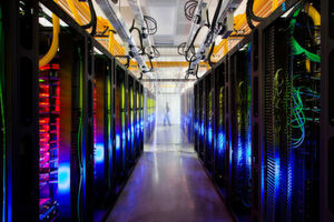 Mit einem PUE-Wert von 1,06 für einige der eigenen Standorte zählen Googles Datacenter klar zu der weltweiten Spitze; das Resultat verdankt der Suchriese u.a. der prädiktiven Modellierung durch das neuronale Netzwerk von Jim Gao. Mit einem PUE-Wert von 1,06 für einige der eigenen Standorte zählen Googles Datacenter klar zu der weltweiten Spitze; das Resultat verdankt der Suchriese u.a. der prädiktiven Modellierung durch das neuronale Netzwerk von Jim Gao.
