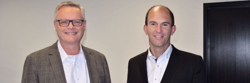 Donald Badoux (l.), Geschäftsführer bei Equinix, und Holger Müller, Director IT Infrastructure & Operations bei Fritz & Macziol, bündeln die Cloud-Kompetenz beider Unternehmen. Donald Badoux (l.), Geschäftsführer bei Equinix, und Holger Müller, Director IT Infrastructure & Operations bei Fritz & Macziol, bündeln die Cloud-Kompetenz beider Unternehmen.
