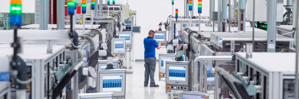 Ausgezeichnet für Ressourceneffizienz: das Bosch-Werk in Blaichach. Im Rahmen des „Lean & Green Summit“ erhalten die Teilnehmer exklusive Einblicke in das Werk. Ausgezeichnet für Ressourceneffizienz: das Bosch-Werk in Blaichach. Im Rahmen des „Lean & Green Summit“ erhalten die Teilnehmer exklusive Einblicke in das Werk.