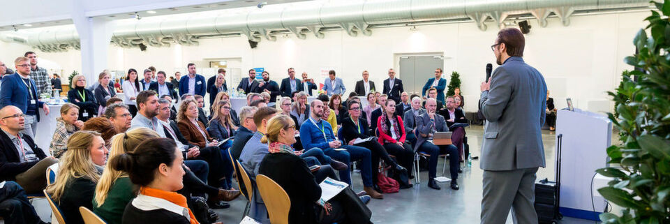 Kaum ein anderes Kommunikationsmittel macht es möglich, Zielgruppen so zielgenau zu erreichen wie Veranstaltungen. Ob es um die eigenen Mitarbeiter oder um Kunden geht – auf Events entsteht persönlicher Kontakt und Botschaften können vor Ort vermittelt werden. Kaum ein anderes Kommunikationsmittel macht es möglich, Zielgruppen so zielgenau zu erreichen wie Veranstaltungen. Ob es um die eigenen Mitarbeiter oder um Kunden geht – auf Events entsteht persönlicher Kontakt und Botschaften können vor Ort vermittelt werden.