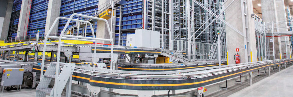 Im Advanced Regional Center (ARC) von DHL Supply Chain in Singapur werden die 72.000 Lagerplätze von 130 Shuttles bedient. Im Advanced Regional Center (ARC) von DHL Supply Chain in Singapur werden die 72.000 Lagerplätze von 130 Shuttles bedient.