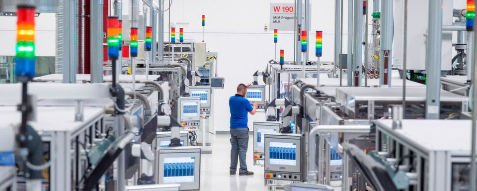 Ausgezeichnet für Ressourceneffizienz: das Bosch-Werk in Blaichach. Im Rahmen des „Lean & Green Summit“ erhalten die Teilnehmer exklusive Einblicke in das Werk. Ausgezeichnet für Ressourceneffizienz: das Bosch-Werk in Blaichach. Im Rahmen des „Lean & Green Summit“ erhalten die Teilnehmer exklusive Einblicke in das Werk.