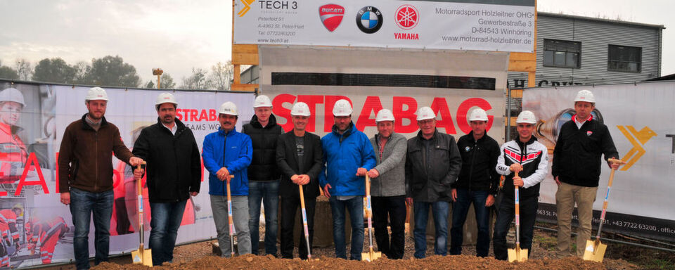 Arbeiten beim Neubau und beim Spatenstich Hand in Hand (von links): Ing. Lukas Buchstätter (Bauleiter Strabag), Bmst. Ing. Kurt Zwinger (Projektleiter Strabag), Bmst. Ing. Josef Hofbauer (Planungsbüro Tech 3), Maxi Bier (4. Generation „Holzleitner“), Reiner Hartlehnert (BMW Motorrad), Ferdinand Holzleitner, Thomas Holzleitner, Ferdinand Holzeitner sen., Christian Duft (BMW Motorrad), Roland Finzel (Yamaha) und Andreas Kirchhoff (Ducati). Arbeiten beim Neubau und beim Spatenstich Hand in Hand (von links): Ing. Lukas Buchstätter (Bauleiter Strabag), Bmst. Ing. Kurt Zwinger (Projektleiter Strabag), Bmst. Ing. Josef Hofbauer (Planungsbüro Tech 3), Maxi Bier (4. Generation „Holzleitner“), Reiner Hartlehnert (BMW Motorrad), Ferdinand Holzleitner, Thomas Holzleitner, Ferdinand Holzeitner sen., Christian Duft (BMW Motorrad), Roland Finzel (Yamaha) und Andreas Kirchhoff (Ducati).