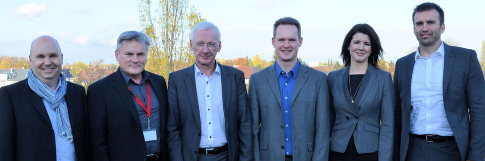 Partner in neuer Konstellation (v. l.): Peter Wüst (NetApp), Wolfgang Herold (Teamix), Klaus Donath (Ingram), Oliver Kügow (Teamix), Beate Köhler-Fricke (Ingram) und Maik Höhne (NetApp) Partner in neuer Konstellation (v. l.): Peter Wüst (NetApp), Wolfgang Herold (Teamix), Klaus Donath (Ingram), Oliver Kügow (Teamix), Beate Köhler-Fricke (Ingram) und Maik Höhne (NetApp)
