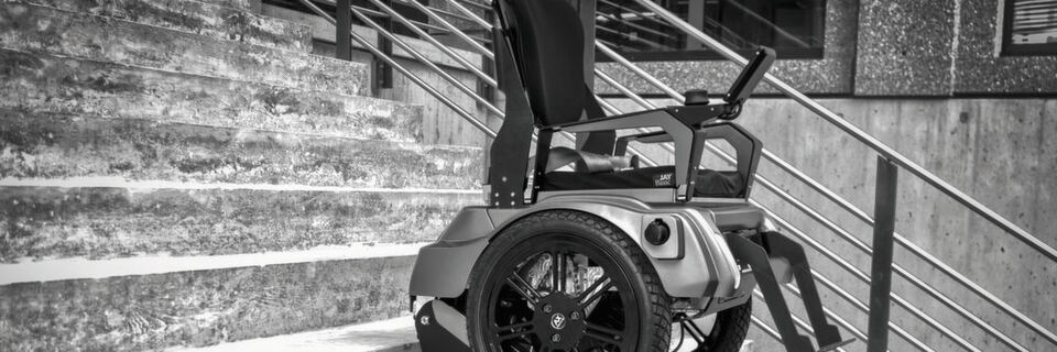 Mit dem Scalevo-Rollstuhl stellen Treppenstufen für gehbehinderte Menschen kein Hindernis mehr dar. Mit dem Scalevo-Rollstuhl stellen Treppenstufen für gehbehinderte Menschen kein Hindernis mehr dar.