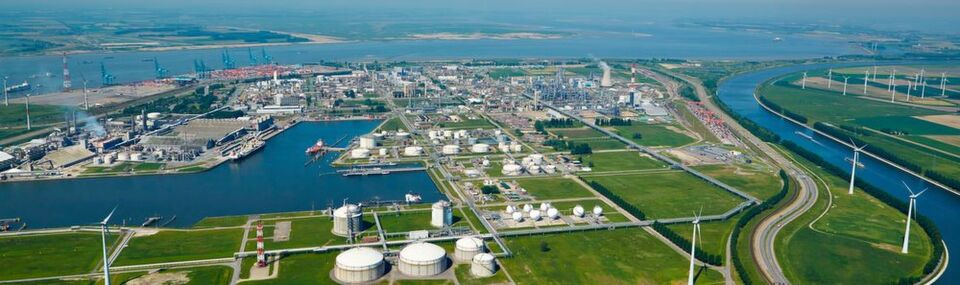 Der BASF-Standort – im nördlichen Teil des Hafengeländes von Antwerpen 0 ist das Zentrum der belgischen Chemieproduktion und die zweitgrößte BASF-Produktionsplattform der Welt. Der BASF-Standort – im nördlichen Teil des Hafengeländes von Antwerpen 0 ist das Zentrum der belgischen Chemieproduktion und die zweitgrößte BASF-Produktionsplattform der Welt.