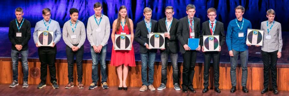 Die Gewinner des diesjährigen Schülerwettbewerbs „Invent a Chip“ kommen von Gymnasien aus Beckum, Marburg, Eschenbach und Lindlar sowie von der Gewerbeschule Bühl. Die Gewinner des diesjährigen Schülerwettbewerbs „Invent a Chip“ kommen von Gymnasien aus Beckum, Marburg, Eschenbach und Lindlar sowie von der Gewerbeschule Bühl.
