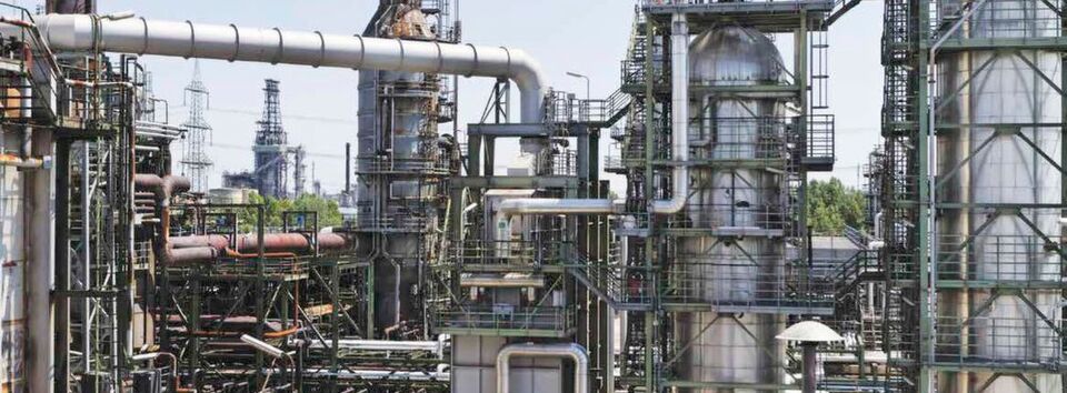 Fig. 1: The refinery MiRO in Karlsruhe: Optimal use was made of the shutdown time in spring 2015. Not only inspection by the TÜV (Technischer Überwachungs- Verein) was on the agenda; many individual projects were also realized. Fig. 1: The refinery MiRO in Karlsruhe: Optimal use was made of the shutdown time in spring 2015. Not only inspection by the TÜV (Technischer Überwachungs- Verein) was on the agenda; many individual projects were also realized.