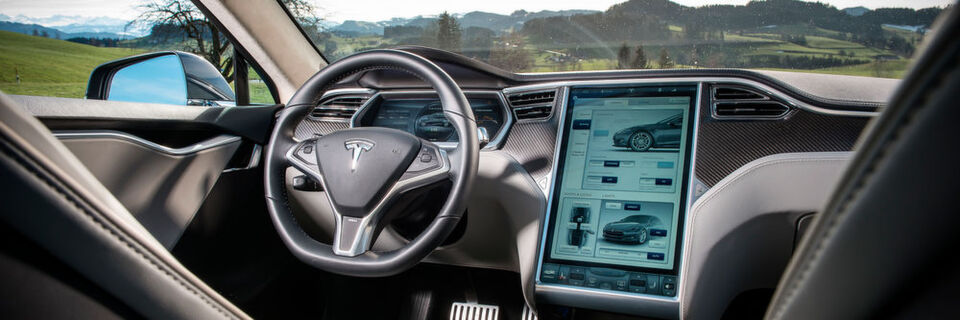 Bild 5: Update per Software: Tesla baut seine Autopilotfunktionen nach und nach über Softwareupdates aus. Bild 5: Update per Software: Tesla baut seine Autopilotfunktionen nach und nach über Softwareupdates aus.