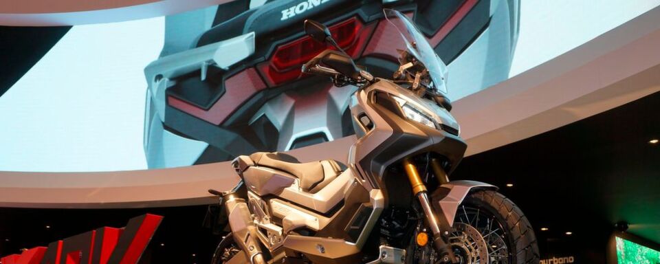 Honda zeigte eine umfangreich optimierte Palette mit dem Highlight X-ADV, einem abenteuerlustig aufgemachten Zwitter aus Roller und Motorrad. Honda zeigte eine umfangreich optimierte Palette mit dem Highlight X-ADV, einem abenteuerlustig aufgemachten Zwitter aus Roller und Motorrad.