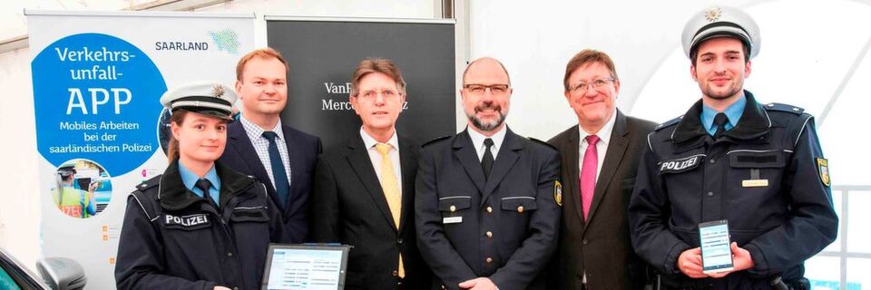 Saarbrücken (v.l.n.r.): Sandra Bauer (Polizei Saarlouis), Georges Welz (Microsoft), Staatssekretär Klaus Vitt (CIO des Bundes), Polizeipräsident Norbert Rupp, Staatssekretär Jürgen Lennartz (CIO des Saarlandes) und Dominik Paul (Polizei Saarlouis) Saarbrücken (v.l.n.r.): Sandra Bauer (Polizei Saarlouis), Georges Welz (Microsoft), Staatssekretär Klaus Vitt (CIO des Bundes), Polizeipräsident Norbert Rupp, Staatssekretär Jürgen Lennartz (CIO des Saarlandes) und Dominik Paul (Polizei Saarlouis)