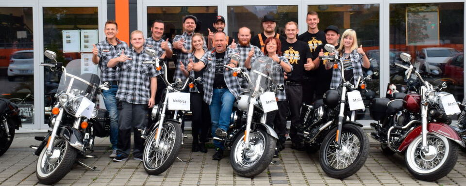 Kunststück fertiggebracht, zum zweiten Mal "Motorradhändler des Jahres": Team Harley-Davidson Westpoint Augsburg. Kunststück fertiggebracht, zum zweiten Mal "Motorradhändler des Jahres": Team Harley-Davidson Westpoint Augsburg.