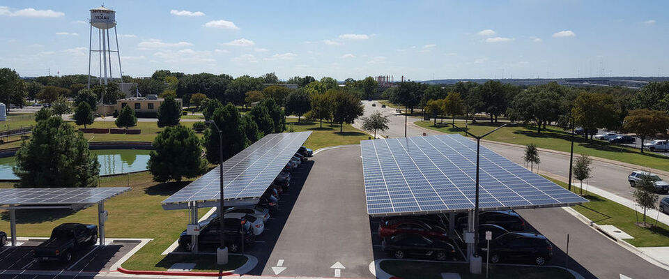 Die Solarpaneele auf dem Parkplatz des TACC versorgen an sonnigen Tagen des Supercomputer zu 100 Prozent. Die Solarpaneele auf dem Parkplatz des TACC versorgen an sonnigen Tagen des Supercomputer zu 100 Prozent.