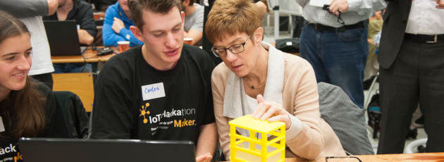 Die saarländische Ministerpräsidentin Annegret Kramp-Karrenbauer (CDU, rechts) im Gespräch mit Teilnehmern am IoT-Hackathon. Die saarländische Ministerpräsidentin Annegret Kramp-Karrenbauer (CDU, rechts) im Gespräch mit Teilnehmern am IoT-Hackathon.