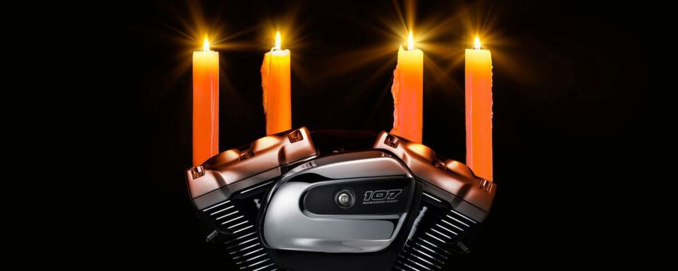 Wer nicht wirklich in Weihnachtsstimmung kommt, dem hilft vielleicht das Nikolaus Open House beim nächsten Harley-Vertragshändler. Obendrauf gibt es zahlreiche Geschenkideen für die bikebegeisterten Liebsten – oder sich selbst. Wer nicht wirklich in Weihnachtsstimmung kommt, dem hilft vielleicht das Nikolaus Open House beim nächsten Harley-Vertragshändler. Obendrauf gibt es zahlreiche Geschenkideen für die bikebegeisterten Liebsten – oder sich selbst.