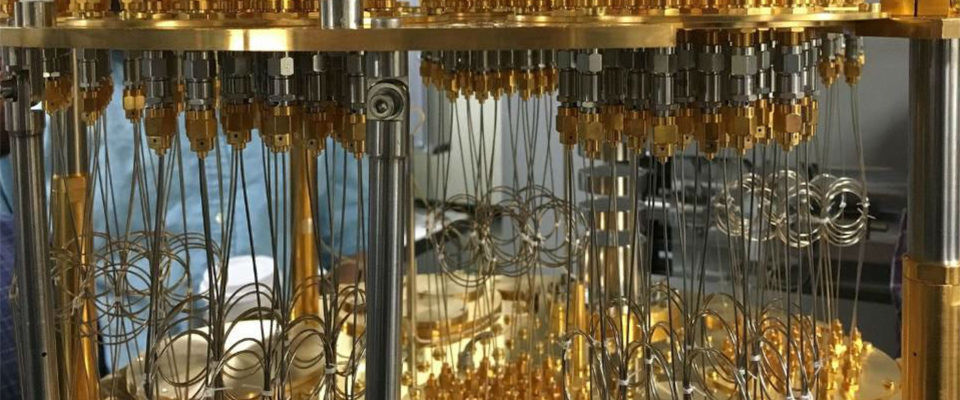 Für das Rechnen mit Qubits bietet IBM Entwickelrn, die sich dafür bewerben, per Cloud einen Zugang an. Der derzeitige Quantencomputer rechnet mit vier Qubits. Für das Rechnen mit Qubits bietet IBM Entwickelrn, die sich dafür bewerben, per Cloud einen Zugang an. Der derzeitige Quantencomputer rechnet mit vier Qubits.
