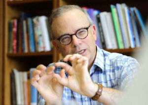 Prof. David DiVincenzo gilt als Pionier im Bereich Quanteninformation. Mit seinem Namen ist unter anderem die Entwicklung von Kriterien verbunden, die ein Quantencomputer erfüllen muss, die so genannten „DiVincenco criteria“. Prof. David DiVincenzo gilt als Pionier im Bereich Quanteninformation. Mit seinem Namen ist unter anderem die Entwicklung von Kriterien verbunden, die ein Quantencomputer erfüllen muss, die so genannten „DiVincenco criteria“.