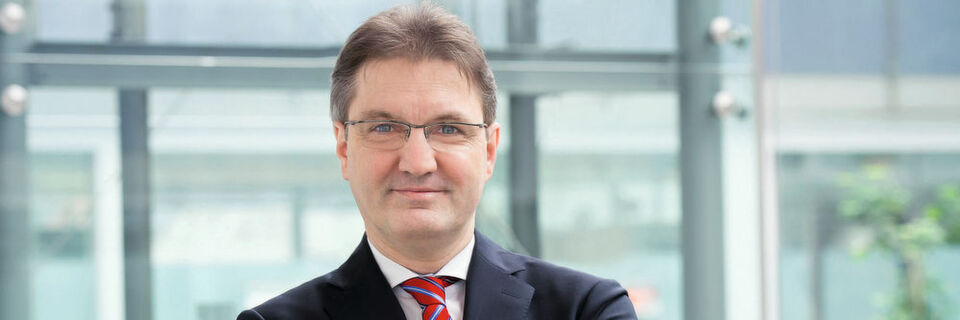 Niedersachsens CIO, Staatssekretär Stephan Manke, sieht in der Zusammenarbeit mit den Kommunen ein herausragendes strategisches Ziel Niedersachsens CIO, Staatssekretär Stephan Manke, sieht in der Zusammenarbeit mit den Kommunen ein herausragendes strategisches Ziel