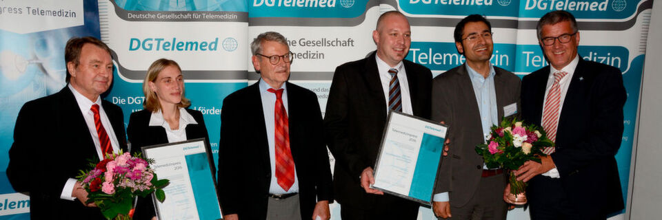 Verleihung des Telemedizinpreises 2016: v.l.n.r. Wolfgang Loos, DG Telemed, Eva Maria Craemer, Leiterin Neurologisches Forschungslabor, Krankenhaus Nordwest, Prof. Dr. Hans-Jochen Brauns, DG Telemed, Sebastian Dresbach, Geschäftsführer Zentrum für Telemedizin Bad Kissingen, Dr. Asarnusch Rashid, Projektleiter Zentrum für Telemedizin Bad Kissingen, Prof. Dr. Bernd Griewing, Ärztlicher Direktor, Neurologische Klinik Bad Neustadt. Verleihung des Telemedizinpreises 2016: v.l.n.r. Wolfgang Loos, DG Telemed, Eva Maria Craemer, Leiterin Neurologisches Forschungslabor, Krankenhaus Nordwest, Prof. Dr. Hans-Jochen Brauns, DG Telemed, Sebastian Dresbach, Geschäftsführer Zentrum für Telemedizin Bad Kissingen, Dr. Asarnusch Rashid, Projektleiter Zentrum für Telemedizin Bad Kissingen, Prof. Dr. Bernd Griewing, Ärztlicher Direktor, Neurologische Klinik Bad Neustadt.
