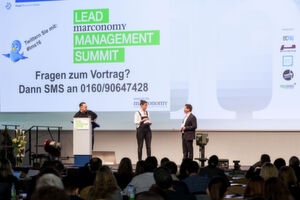 Die Bühne des Lead Management Summit 2016 war mit Speakern wie Johannes Wüst (Dentsply Sirona) oder Mathies Plothe (Trilux) gut bestückt. Auch für den nächsten Lead Management Summit 2017 am 28. und 29. März 2017 werden derzeit spannende Praxiscases gesucht. Die Bühne des Lead Management Summit 2016 war mit Speakern wie Johannes Wüst (Dentsply Sirona) oder Mathies Plothe (Trilux) gut bestückt. Auch für den nächsten Lead Management Summit 2017 am 28. und 29. März 2017 werden derzeit spannende Praxiscases gesucht.