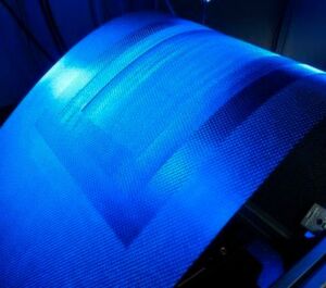 Eine optimierte Reparaturvorbereitung von CFK-Flugzeugteilen wird durch lagenweises Laserabtragen der beschädigten Werkstoffschichten erreicht. Ein Ansatz, den die Experten am Laser Zentrum Hannover e. V. (LZH) im Rahmen des Forschungsprojektes „Rework“ jetzt mit Partnerunternehmen verfolgen. Eine optimierte Reparaturvorbereitung von CFK-Flugzeugteilen wird durch lagenweises Laserabtragen der beschädigten Werkstoffschichten erreicht. Ein Ansatz, den die Experten am Laser Zentrum Hannover e. V. (LZH) im Rahmen des Forschungsprojektes „Rework“ jetzt mit Partnerunternehmen verfolgen.