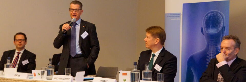 Mit Oberstaatsanwalt Alexander Badle von der Generalstaatsanwaltschaft Frankfurt war ein absoluter Experte im Bereich der Bekämpfung von Vermögensstraftaten und Korruption im Gesundheitswesen auf dem Podium vertreten. Mit Oberstaatsanwalt Alexander Badle von der Generalstaatsanwaltschaft Frankfurt war ein absoluter Experte im Bereich der Bekämpfung von Vermögensstraftaten und Korruption im Gesundheitswesen auf dem Podium vertreten.