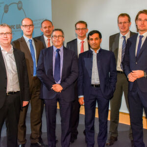 Acht Vertreter der elf Partnerunternehmen bekräftigten auf der SPS IPC Drives ihre Unterstützunhg des Kommunikationsstandards OPC UA TSN (v.l.n.r.): Fabrice Jadot, Schneider, Stefan Schönegger, B&R, Dr. Hans Krattenmacher, SEW, Martin Dubé, Cisco, Dr. Thomas Bürger, Bosch Rexroth, Rahman Jamal, NI, Wolfgang, Dr. Jan Hücker, ABB und Wolfgang Leindecker, TTTech. Acht Vertreter der elf Partnerunternehmen bekräftigten auf der SPS IPC Drives ihre Unterstützunhg des Kommunikationsstandards OPC UA TSN (v.l.n.r.): Fabrice Jadot, Schneider, Stefan Schönegger, B&R, Dr. Hans Krattenmacher, SEW, Martin Dubé, Cisco, Dr. Thomas Bürger, Bosch Rexroth, Rahman Jamal, NI, Wolfgang, Dr. Jan Hücker, ABB und Wolfgang Leindecker, TTTech.