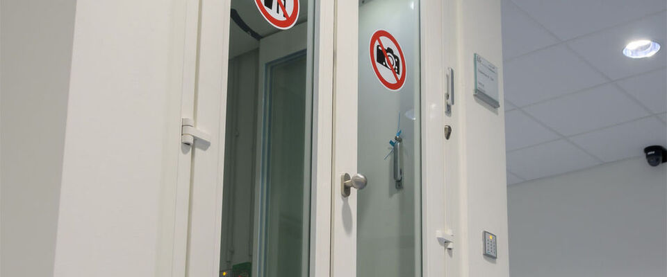 In den Twin Datacenter der Akquinet AG erfolgt eine Separation über eine Personenvereinzelungsanlage und Zielraum, bevor überhaupt eine Sicherheitszone betreten werden kann. In den Twin Datacenter der Akquinet AG erfolgt eine Separation über eine Personenvereinzelungsanlage und Zielraum, bevor überhaupt eine Sicherheitszone betreten werden kann.