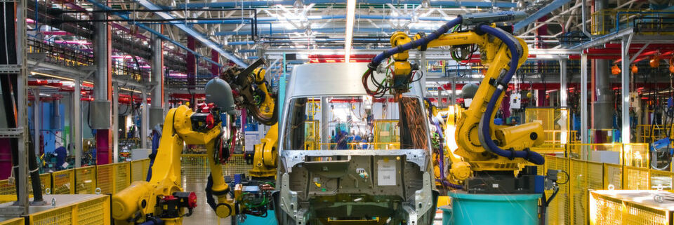 Im Roh- und Karosseriebau herrscht ein sehr hoher Automatisierungsgrad - im Gegensatz zur Endmontage mit rund zehn Prozent. Im Roh- und Karosseriebau herrscht ein sehr hoher Automatisierungsgrad - im Gegensatz zur Endmontage mit rund zehn Prozent.