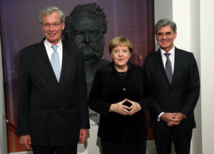 Festakt zum 200. Geburtstag Werner von Siemens: Bundeskanzlerin Angela Merkel (M.) vor der Büste von Werner von Siemens mit Joe Kaeser, Vorstandsvorsitzender der Siemens AG (r.), und Gerhard Cromme, Vorsitzender des Aufsichtsrats der Siemens AG (l.), bei der Begrüßung zum Festakt anlässlich des 200. Geburtstags von Werner von Siemens. Festakt zum 200. Geburtstag Werner von Siemens: Bundeskanzlerin Angela Merkel (M.) vor der Büste von Werner von Siemens mit Joe Kaeser, Vorstandsvorsitzender der Siemens AG (r.), und Gerhard Cromme, Vorsitzender des Aufsichtsrats der Siemens AG (l.), bei der Begrüßung zum Festakt anlässlich des 200. Geburtstags von Werner von Siemens.