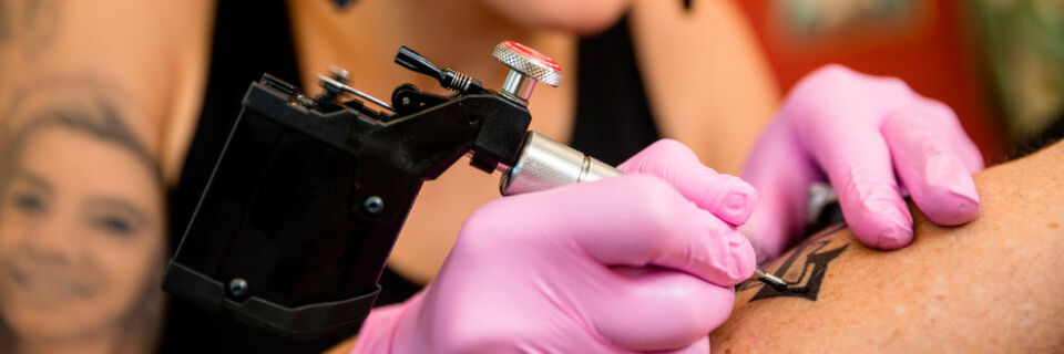 In der weltweit ersten kabellosen Tattoo-Maschine setzt Swisstattoomachine auf den RE 13 Motor von Maxon. Der Antrieb besticht durch seine Energieeffizienz und Dynamik. In der weltweit ersten kabellosen Tattoo-Maschine setzt Swisstattoomachine auf den RE 13 Motor von Maxon. Der Antrieb besticht durch seine Energieeffizienz und Dynamik.