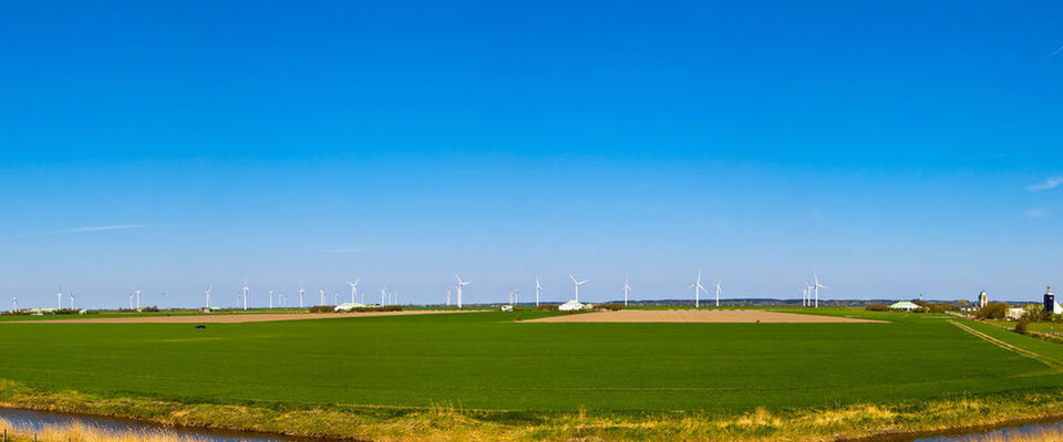 Im nordfriesischen Braderup entsteht das erste grüne Rechenzentrum Deutschlands, welches zu 100 Prozent mit regenerativer Energie des anliegenden Windparks, einer Biogasanlage und/oder mit Solarstrom betrieben werden kann, ein Projekt der Windcloud GmbH. Im nordfriesischen Braderup entsteht das erste grüne Rechenzentrum Deutschlands, welches zu 100 Prozent mit regenerativer Energie des anliegenden Windparks, einer Biogasanlage und/oder mit Solarstrom betrieben werden kann, ein Projekt der Windcloud GmbH.