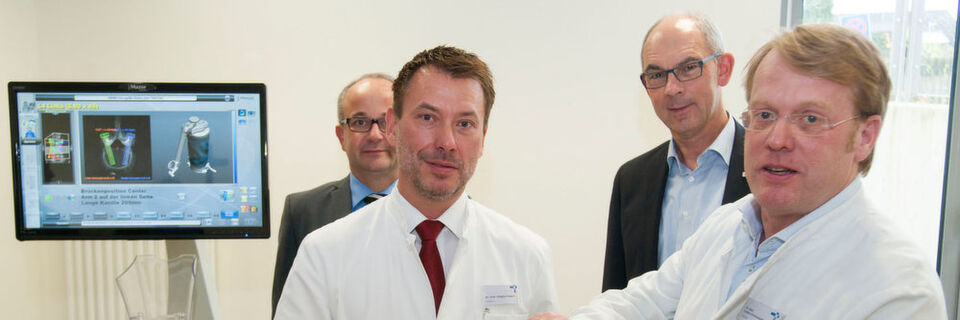 Die beiden Chefärzte Dr. Gregory Köppen und Dr. Carsten Schneekloth (vorne) demonstrieren die innovative Roboter-Technologie Renaissance TM mit dem stv. Kaufmännischen Direktor Markus Illigens und dem Hausoberer Christoph Robrecht Die beiden Chefärzte Dr. Gregory Köppen und Dr. Carsten Schneekloth (vorne) demonstrieren die innovative Roboter-Technologie Renaissance TM mit dem stv. Kaufmännischen Direktor Markus Illigens und dem Hausoberer Christoph Robrecht