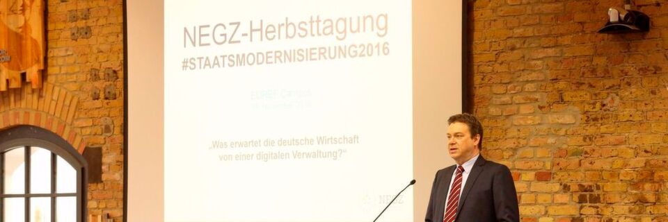 Der NEGZ-Vorsitzende Matthias Kammer begüßt die Teilnehmer der Herbsttagung Der NEGZ-Vorsitzende Matthias Kammer begüßt die Teilnehmer der Herbsttagung