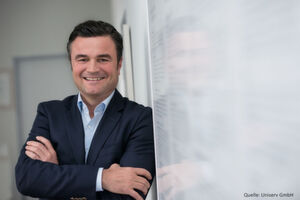 Holger Stelz: „Kontrolle ist gut, Vertrauen ist besser: Die Umkehrung des eingangs zitierten Leitspruchs gilt insbesondere, wenn es darum geht, Kundenstammdaten als Grundlage für strategische Entscheidungen zu verwenden. Nur wenn das Grundvertrauen in diese Daten nachhaltig gewährleistet ist, werden Unternehmen die richtigen strategischen Entscheidungen treffen.“ Holger Stelz: „Kontrolle ist gut, Vertrauen ist besser: Die Umkehrung des eingangs zitierten Leitspruchs gilt insbesondere, wenn es darum geht, Kundenstammdaten als Grundlage für strategische Entscheidungen zu verwenden. Nur wenn das Grundvertrauen in diese Daten nachhaltig gewährleistet ist, werden Unternehmen die richtigen strategischen Entscheidungen treffen.“