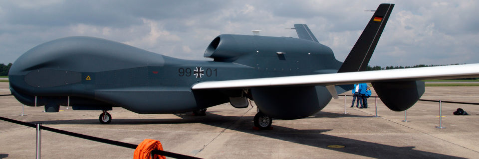 Drohnen werden häufig militärisch genutzt. Die Anschaffung der europäischen Version EuroHawk der amerikanischen RQ-4B Global Hawk seitens der Bundeswehr ist jedoch gescheitert. Im Bild EuroHawk nach der Landung am 21.07.2011 in Manching b ei Ingolstadt nach einem 20-Stunden-Flug über den Atlantik. Drohnen werden häufig militärisch genutzt. Die Anschaffung der europäischen Version EuroHawk der amerikanischen RQ-4B Global Hawk seitens der Bundeswehr ist jedoch gescheitert. Im Bild EuroHawk nach der Landung am 21.07.2011 in Manching b ei Ingolstadt nach einem 20-Stunden-Flug über den Atlantik.