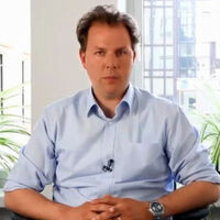 Christian Solmecke, Partner bei der Anwaltsagentur Wilde, Beuger und Solmecke, ist spezialisiert auf rechtliche Fragestellungen des Datenschutzes, des Schutzes der Privatsphäre und des Eigentums, die nicht zuletzt von Drohnen aufgeworfen werden. Christian Solmecke, Partner bei der Anwaltsagentur Wilde, Beuger und Solmecke, ist spezialisiert auf rechtliche Fragestellungen des Datenschutzes, des Schutzes der Privatsphäre und des Eigentums, die nicht zuletzt von Drohnen aufgeworfen werden.