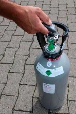 Nach dem Scannen der Steuer- oder Kundenkarte scannt der Anwender die Barcodes der Gasflasche. Nach dem Scannen der Steuer- oder Kundenkarte scannt der Anwender die Barcodes der Gasflasche.
