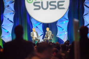 Suse-CEO Nils Brauckmann (links) auf der Bühne zur Susecon 2016 in Washington. Suse-CEO Nils Brauckmann (links) auf der Bühne zur Susecon 2016 in Washington.