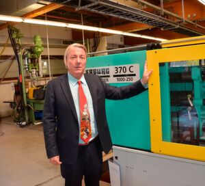 Kabelbinder für verschiedenste Anwendungen aus hochwertigen Thermoplasten sind das Geschäft der Württembergische Allplastik GmbH. Hier steht der Mann an einer Arburg-Spritzgießmaschine, dessen Produkte fast jeder zu Hause hat: Björn Gunnar Lefnaer, der zusammen mit seiner Schwester Aimée Lefnaer und der Seniorchefin Angelika Lefnaer, die Geschicke des Unternehmens in der Hand hat. Kabelbinder für verschiedenste Anwendungen aus hochwertigen Thermoplasten sind das Geschäft der Württembergische Allplastik GmbH. Hier steht der Mann an einer Arburg-Spritzgießmaschine, dessen Produkte fast jeder zu Hause hat: Björn Gunnar Lefnaer, der zusammen mit seiner Schwester Aimée Lefnaer und der Seniorchefin Angelika Lefnaer, die Geschicke des Unternehmens in der Hand hat.